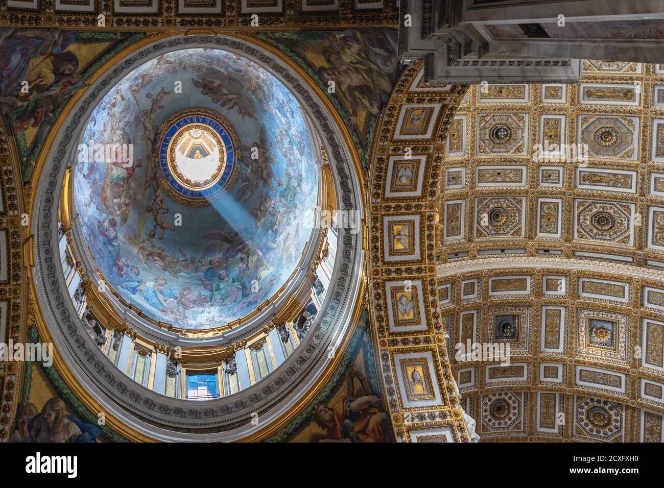 Roma, Vaticano, Italia - 21 de junio de 2015: Roma Vaticano Italia haz de luz dentro de la cúpula de la Basílica de San Pedro Foto de stock