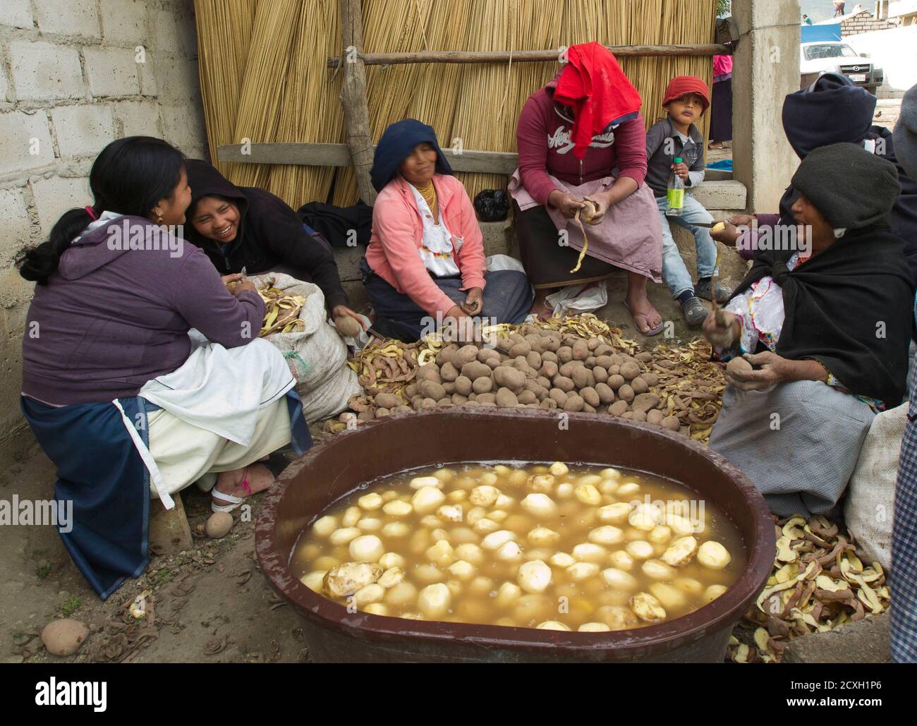 Las mujeres indígenas ecuatorianas de la india preparan alimentos como