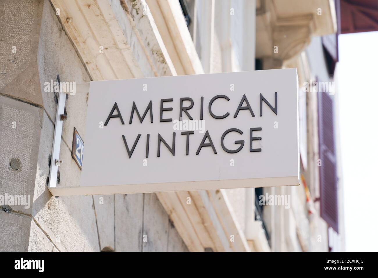 Burdeos , Aquitania / Francia - 09 25 2020 : American Vintage texto signo y  logotipo en la pared boutique de la moda francesa etiqueta como nosotros  concepto Fotografía de stock - Alamy