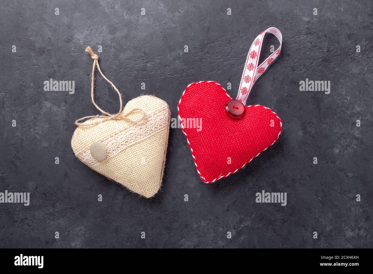 Corazones textiles decorativos sobre fondo de piedra. El concepto del día de San Valentín. Copiar espacio para su texto - imagen Foto de stock