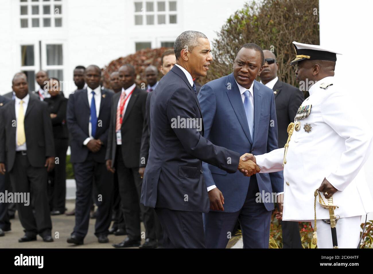 El presidente de los Estados Unidos, Barack Obama (L), se puso manos con el Jefe de las Fuerzas de Defensa de Kenia, Samson Mwathe (R), junto al Presidente de Kenia, Uhuru Kenyatta (2do R), cuando llega a la Casa de Estado en Nairobi, la capital de Kenia, el 25 de julio de 2015. REUTERS/Thomas Mukoya Foto de stock
