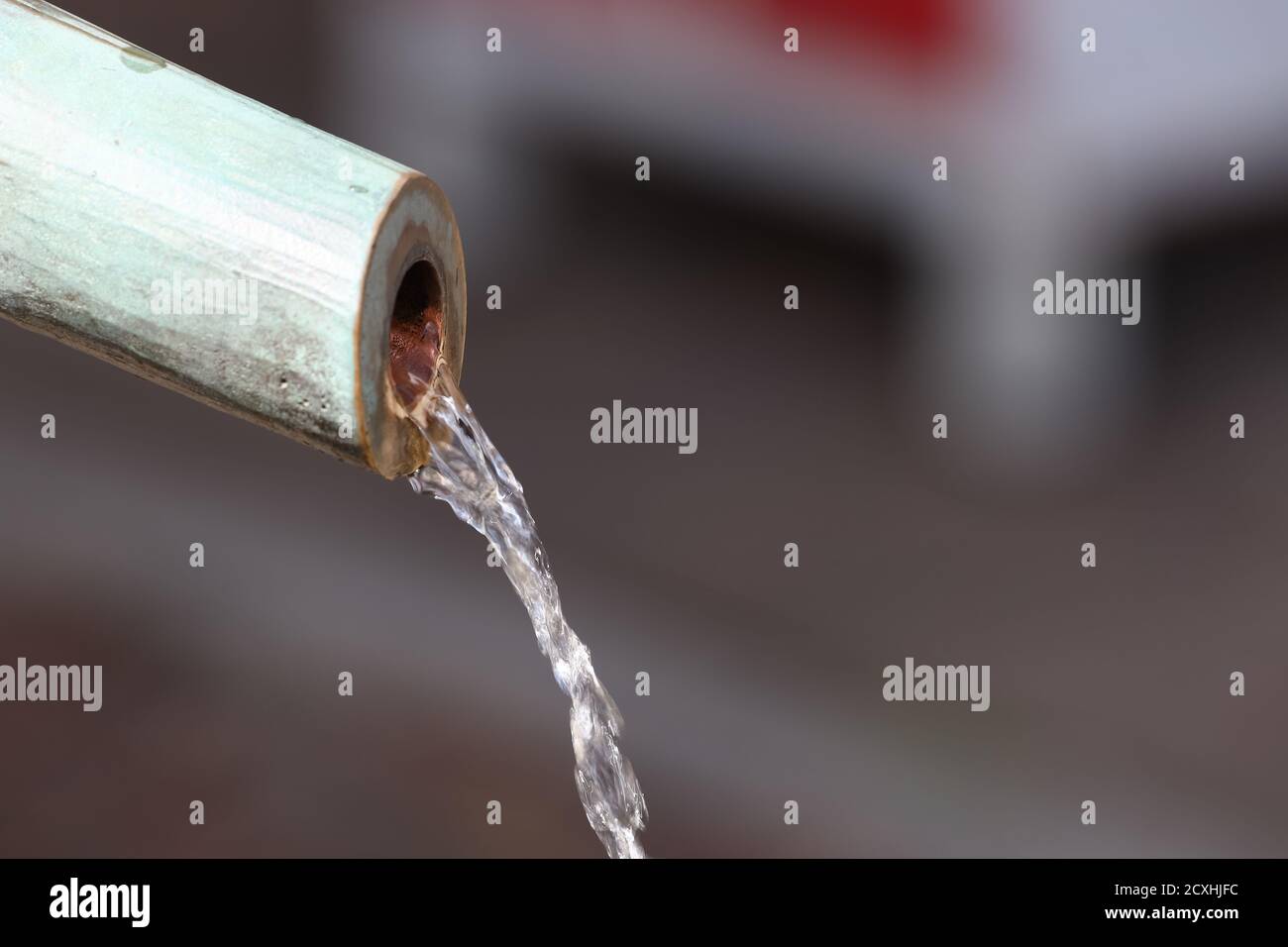 El agua que fluye por una fuente Alemania Foto de stock