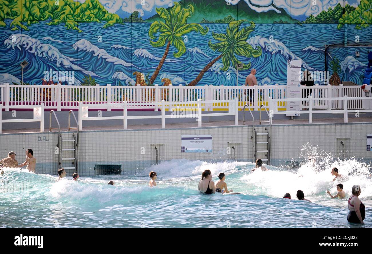 La Gente Disfruta De La Piscina De Olas En El World Waterpark En El West Edmonton Mall De 5 3 Millones De Pies Cuadrados 492 000 Metros Cuadrados En Edmonton Alberta 26 De Febrero La Gente Disfruta De La Piscina De Olas En El World Waterpark En El West Edmonton Mall De 5 3 Millones De Pies Cuadrados 492 000 Metros Cuadrados En Edmonton Alberta 26 De Febrero