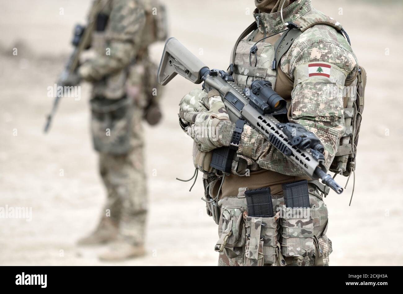 Soldados con rifle de asalto y bandera del Líbano en uniforme militar. Collage. Foto de stock