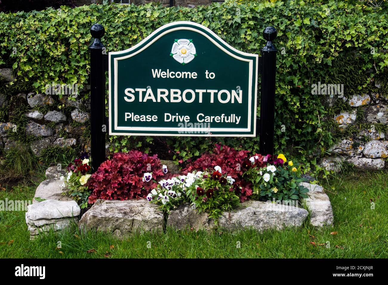Cartel de "bienvenida" en el pueblo de Starbotton, Nort Yorkshire. Foto de stock