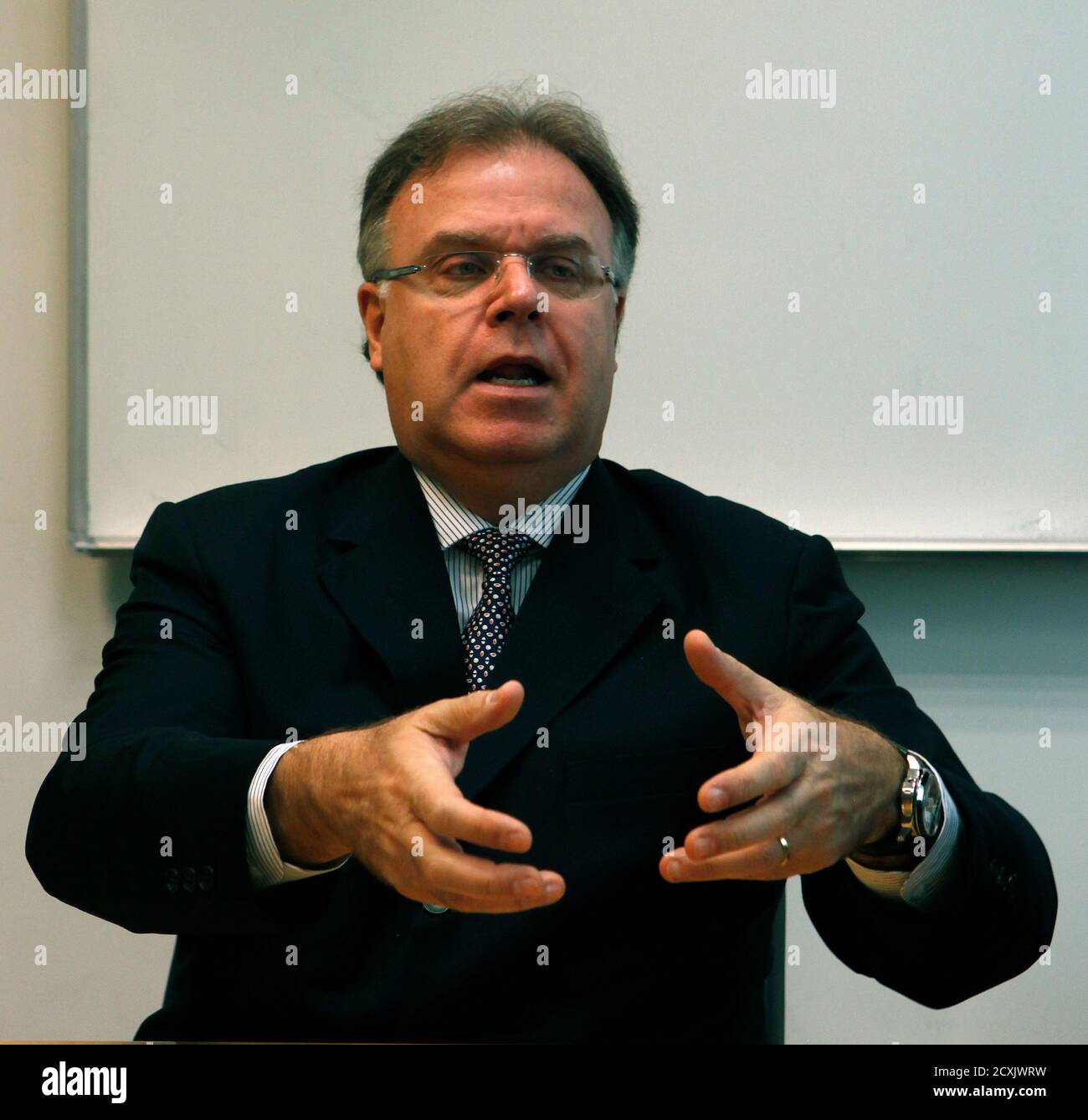Britaldo Soares Chief Executive Officer of Brazil's largest power distribution company, AES Eletropaulo speaks during the Reuters Latam Investment Summit 2012 in Sao Paulo June 1, 2012. REUTERS/Paulo Whitaker (BRAZIL - Tags: BUSINESS) Foto de stock