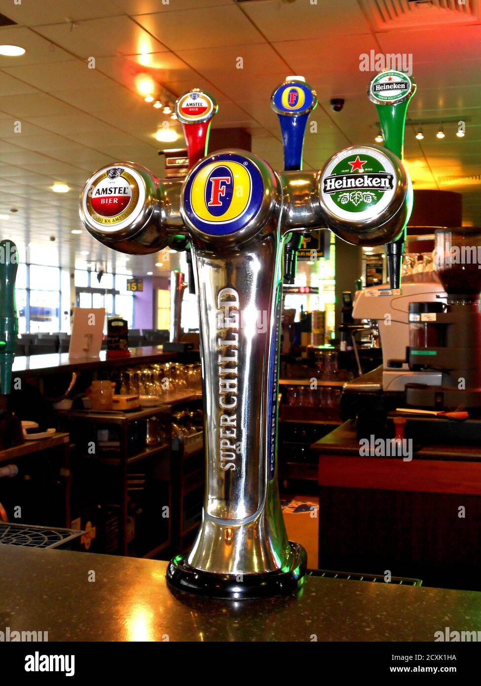 La cerveza se sirve en uno de los bares del aeropuerto dentro del edificio de la terminal del aeropuerto de East Midlands, Castle Donnington, Reino Unido. Foto de stock