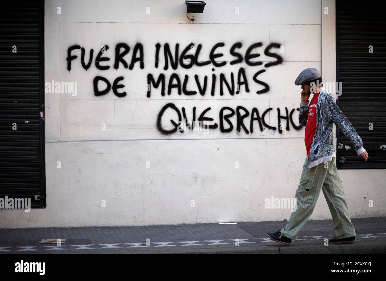 Argentino En Ingles Como Se Dice Un hombre pasa por graffiti que dice 'Inglés, salir de Malvinas', firmado  por la organización de izquierda Quebracho, en Buenos Aires, 1 de abril de  2012. El 2 de abril de 2012