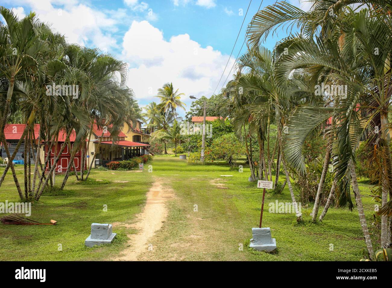 Plantación restaurada llamada Frederiksdorp en el río Commewijne. Ahora hotel. En Suriname, América del Sur Foto de stock