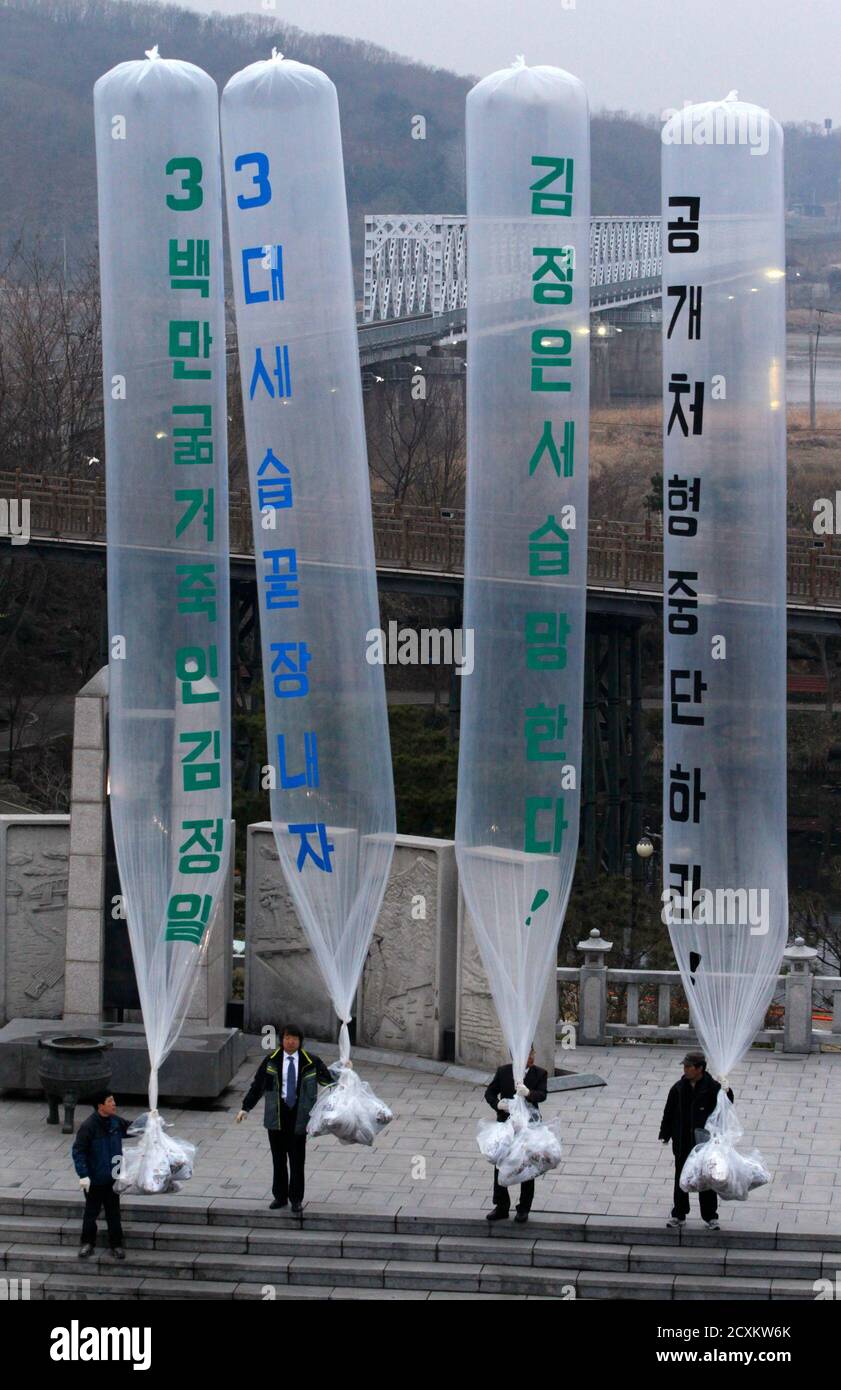 Los ex desertores norcoreanos y activistas anti-Corea del Norte se preparan para liberar globos que llevan volantes anti-Corea del Norte hacia el norte en el pabellón Imjingak, cerca de la zona desmilitarizada que separa las dos Coreas en Paju, a unos 55 km (34 millas) al norte de Seúl, 15 de abril de 2011, Con motivo del 99º cumpleaños de Kim Il-sung, fundador de Corea del Norte y padre del actual líder Kim Jong-il. Los activistas denunciaron a las tres generaciones de líderes norcoreanos de la familia Kim y publicaron unos 200,000 folletos anti-Pyongyang que contenían noticias de movimientos democráticos en el EAS Medio Foto de stock