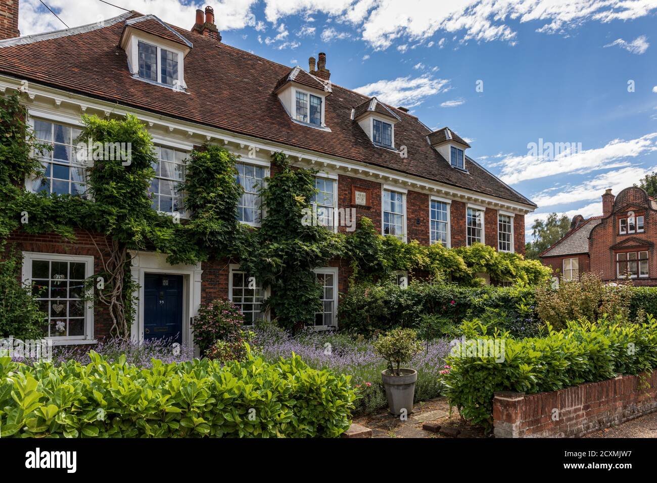 Cerca de la Catedral de Norwich se encuentra Cathedral Close, que contiene pintorescas propiedades georgianas, Norfolk, Inglaterra Foto de stock