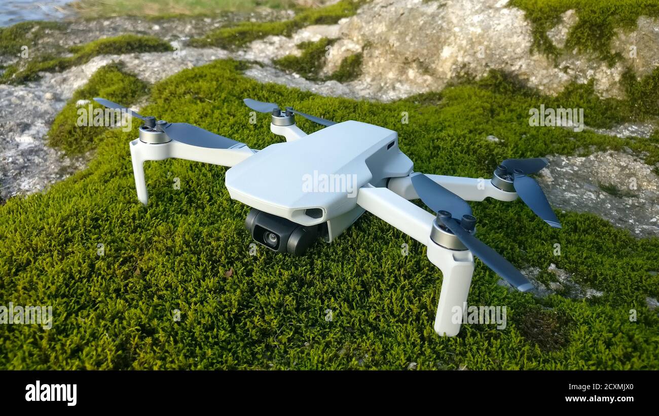 Mini drone en el rock, volando en la naturaleza, filmando a cámara,  licencia de piloto Fotografía de stock - Alamy