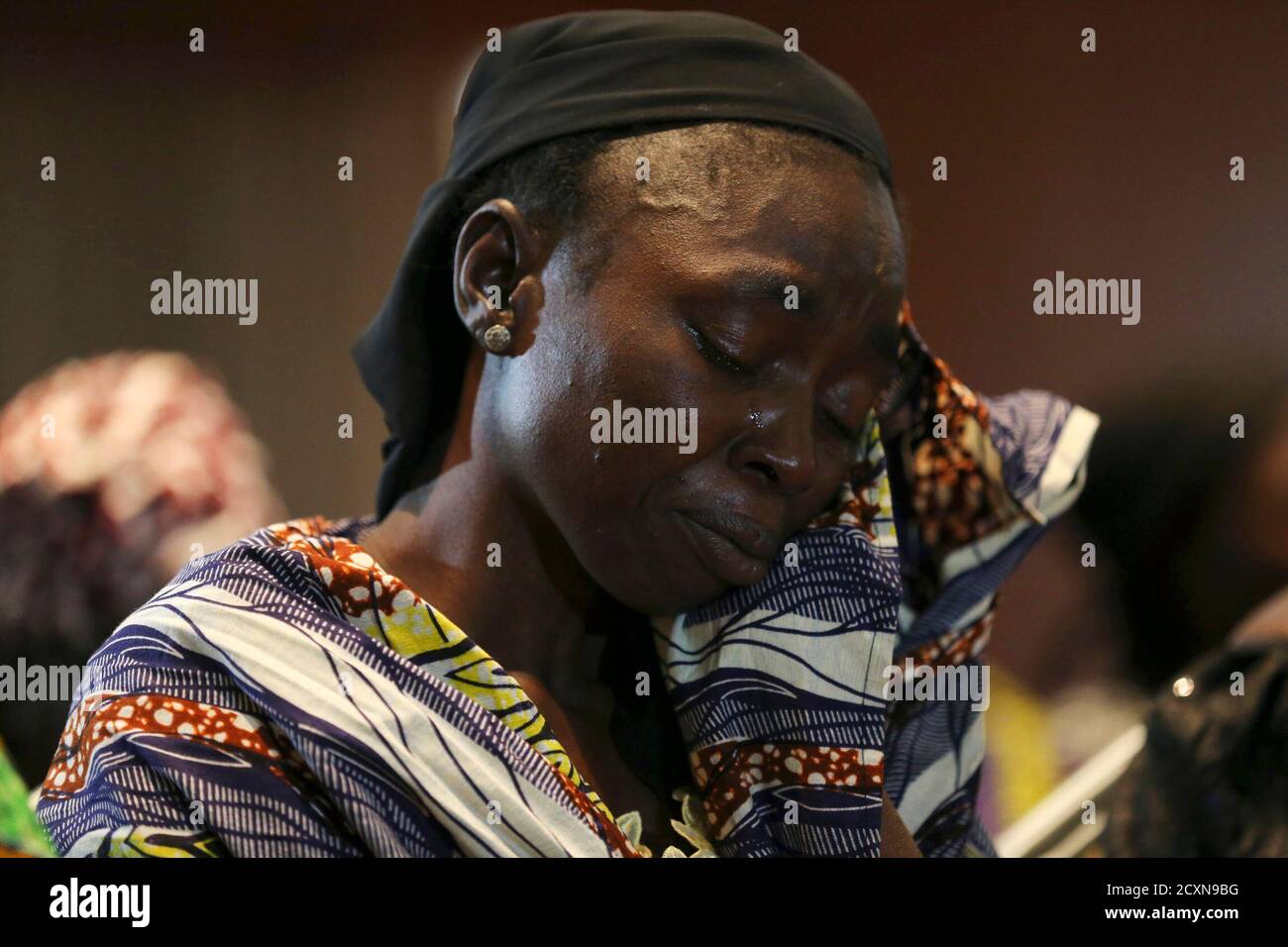 Hanatu Dauda, madre de una de las más de 200 niñas secuestradas en la remota aldea de Chibok, llora mientras reacciona durante una conferencia de prensa sobre las niñas en Lagos el 5 de junio de 2014. Varias madres de niñas que se estaban celebrando en?Nigeria?por el grupo militante?Boko Haram?se reunieron en?Lagos?el jueves, donde organizaciones no gubernamentales y un congresista del estado de EE.UU. Les ofrecieron terapia y apoyo. Boko Haram, un grupo militante que realizó una campaña para crear un estado islámico en la región, secuestró a 276 niñas de una escuela en Chibok el 14 de abril. REUTERS/Akintunde Akinleye (NIGERIA - Tags: DERECHO DEL CRIMEN POLÍTICA RELIGIÓN CIVI Foto de stock