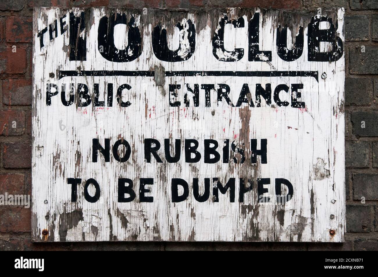 Un viejo signo desgastado y jaspeado para el 100 Club, Londres, Reino Unido Foto de stock