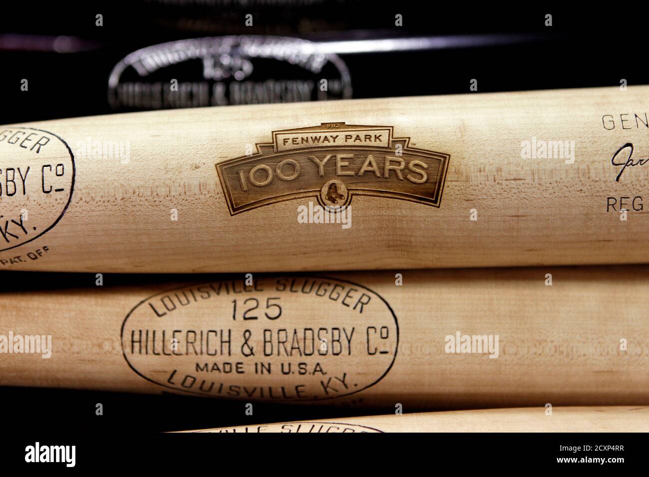 La fábrica de bates de béisbol Louisville Slugger de Hillerich & Bradsby  junto con la Major League Baseball están haciendo bates especiales para que  los jugadores de Boston Reds Sox los usen