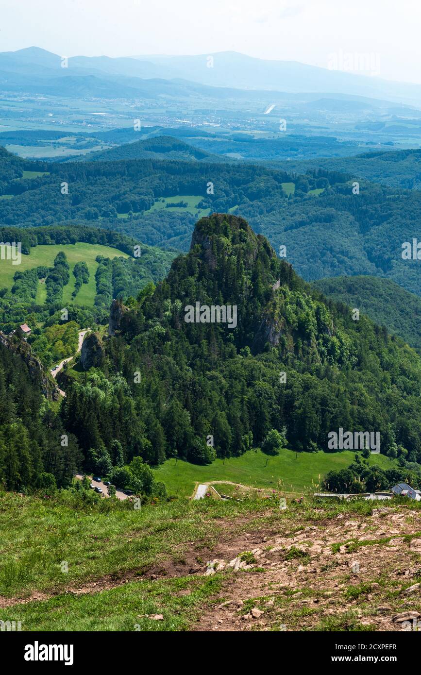 Vista desde la colina de Chmelova sobre el pueblo de Vrsatske Podhradie en primavera Biele Karpaty montañas en Eslovaquia Foto de stock