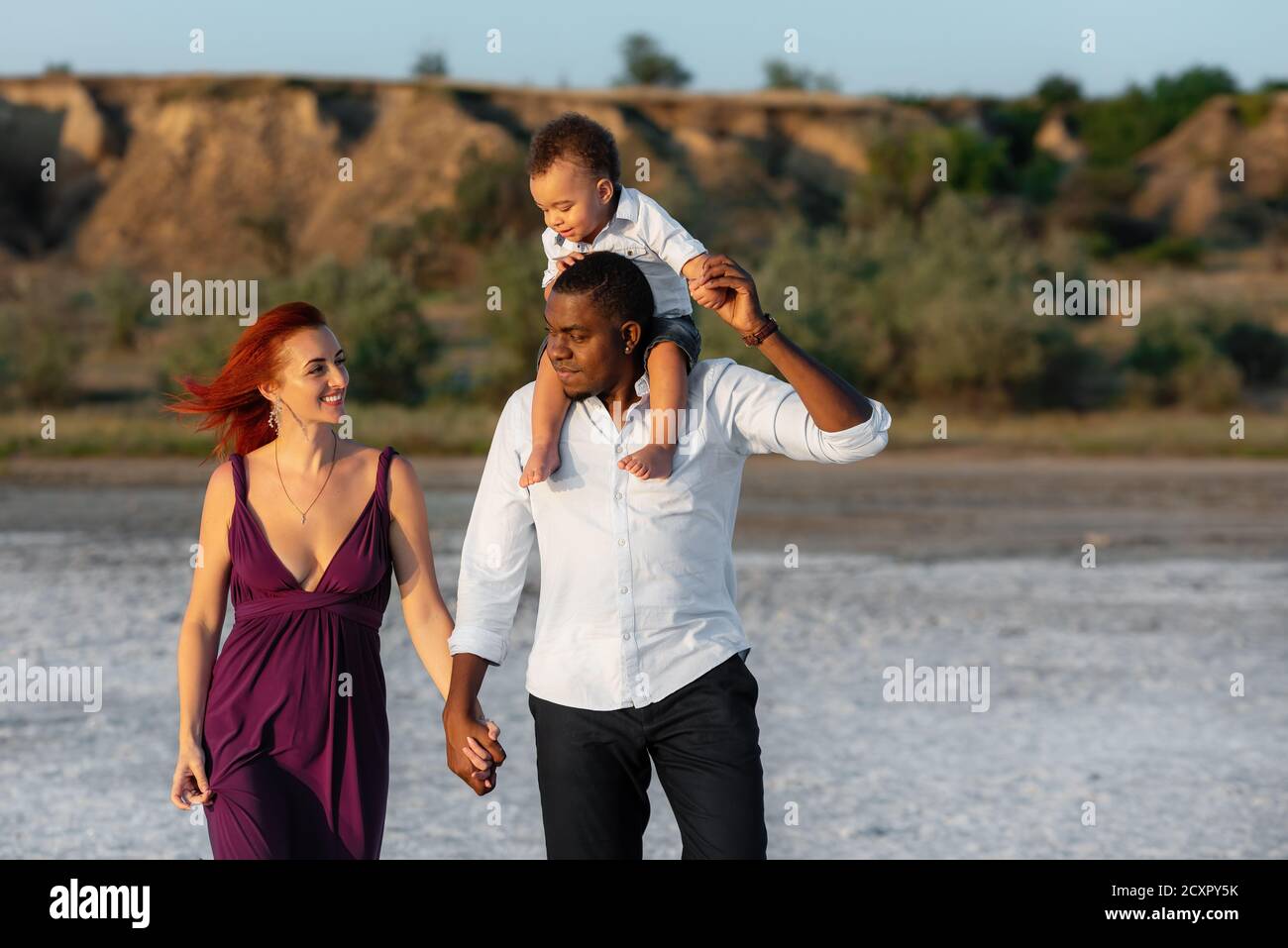 Una familia de raza mixta que disfruta del paseo. Feliz y armonioso ...