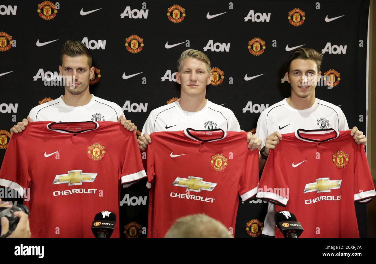 Manchester United presenta tres nuevas firmas: Morgan Schneiderlin (L-R),  Bastian Schweinsteiger y Matteo Darmian, en una conferencia de prensa en  Bellevue, Washington el 15 de julio de 2015. REUTERS/Jason Redmond  Fotografía de