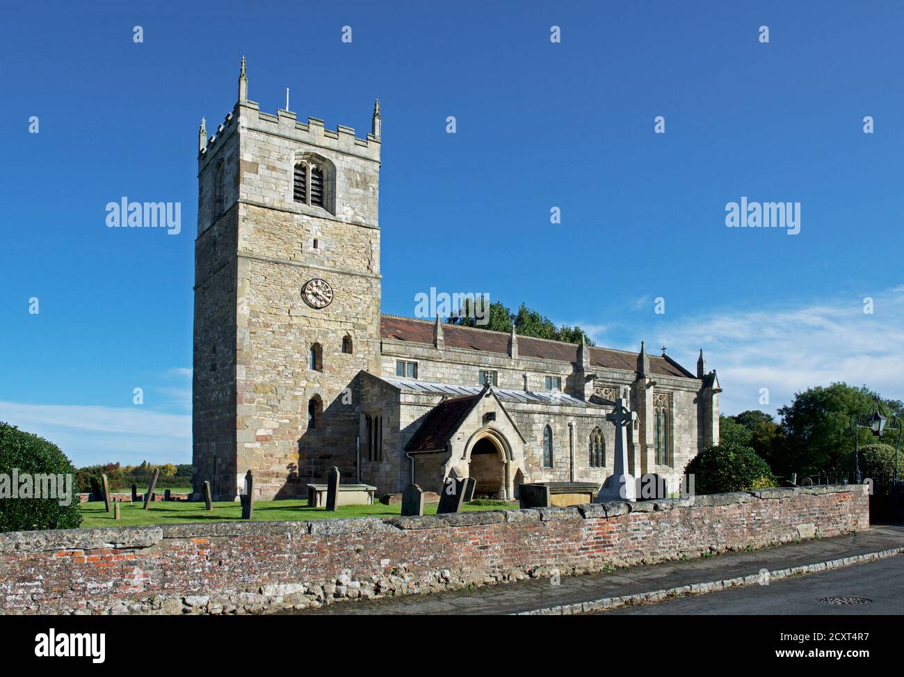 Iglesia de Santa Elena en el pueblo de Skipwith, Yorkshire del Norte, Inglaterra Reino Unido Foto de stock