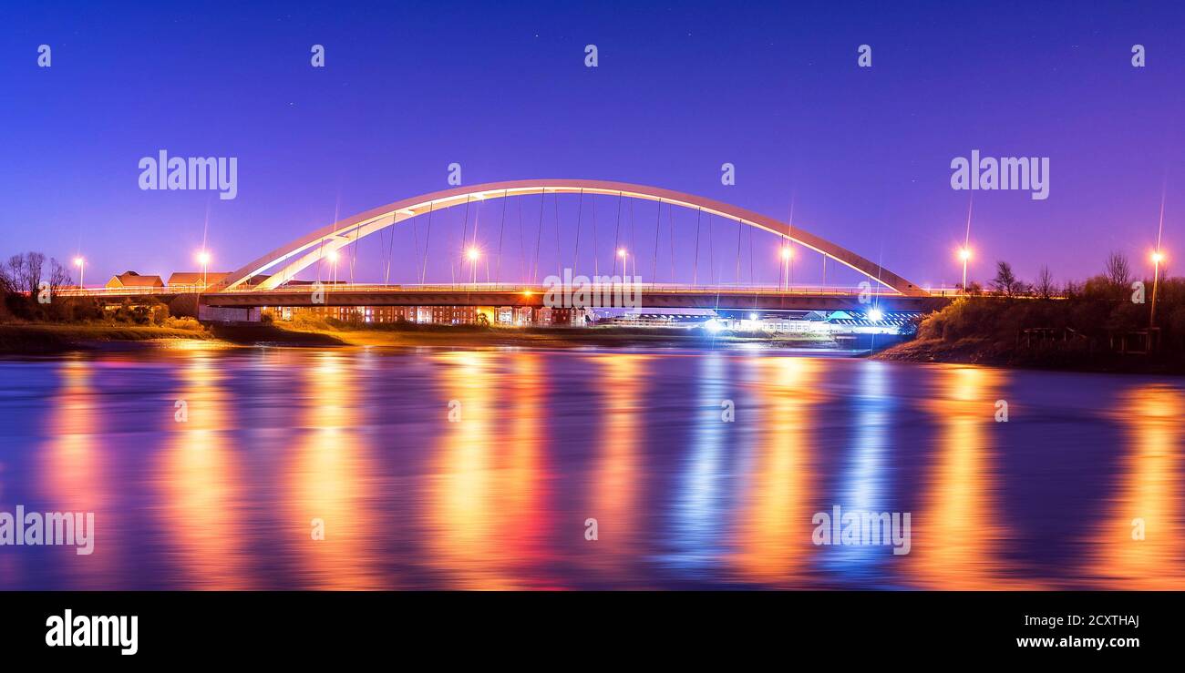 SDR Bridge por la noche, Newport, Gales del Sur Foto de stock