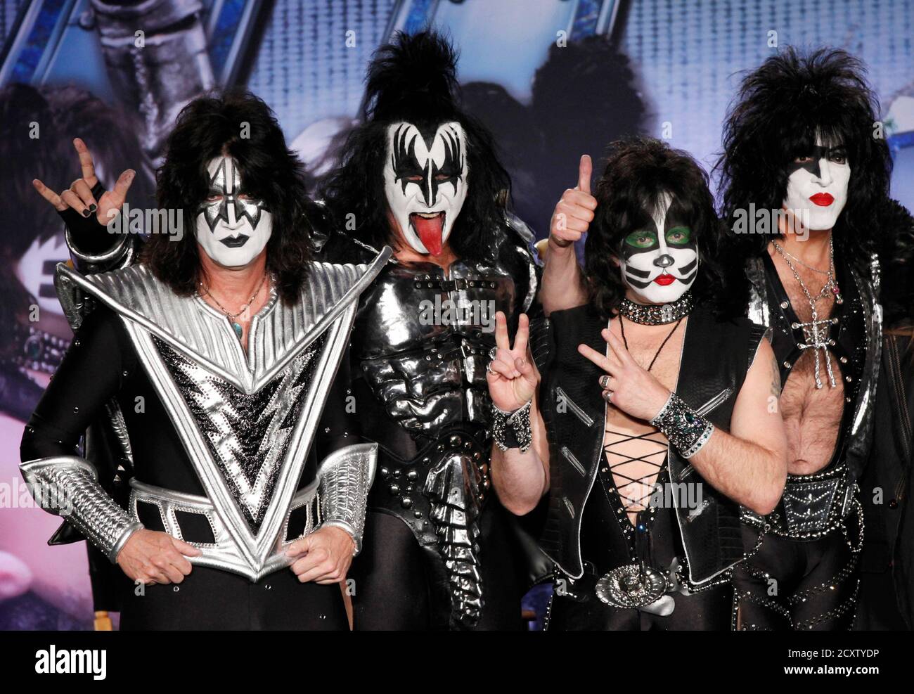 La banda de rock Kiss (de L-R) Tommy Thayer, Gene Simmons, Eric Singer y  Paul Stanley posan en una conferencia de prensa para anunciar el 'Kiss,  Motley Crue: The Tour' en Hollywood,