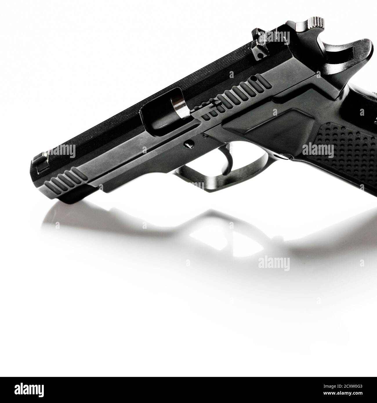 La Legalizacion De Las Armas Pistola Traumatica Negra Sobre Fondo Blanco Fotografia De Stock Alamy