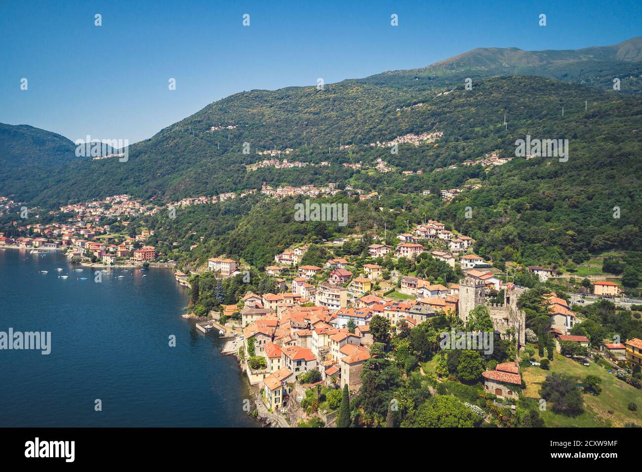 Santa Maria Rezzonico - Lago como (IT) - Vista aérea Foto de stock