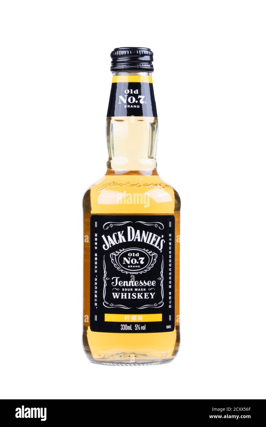 Guilin China 21 de mayo de 2020 botella de Whiskey y Lemon de Jack Daniel también conocido como una limonada de Lynchburg aislada sobre un fondo blanco. A Sour Mash WHI Foto de stock
