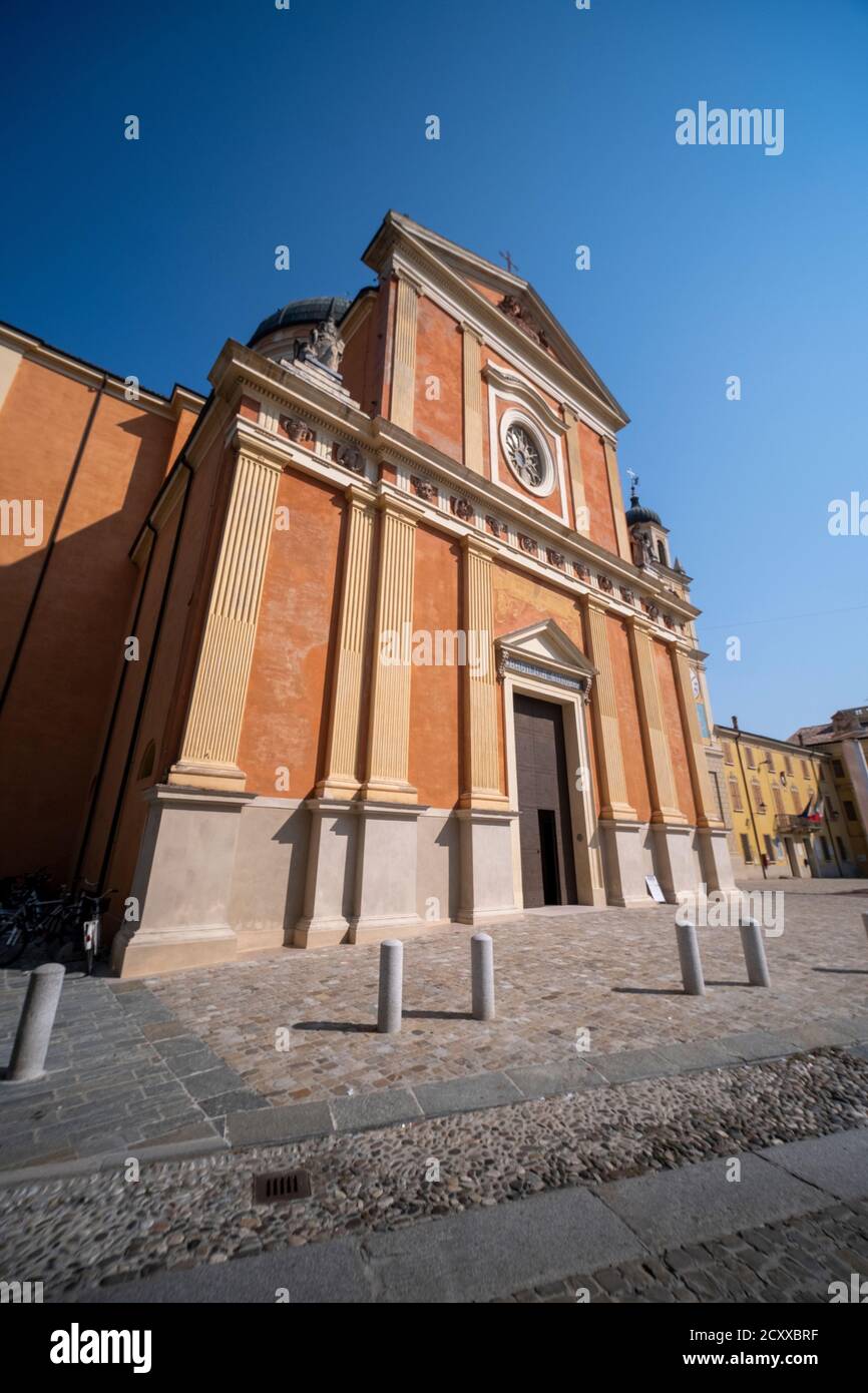iglesia de boretto reggio emilia exterior. Foto de alta calidad Foto de stock