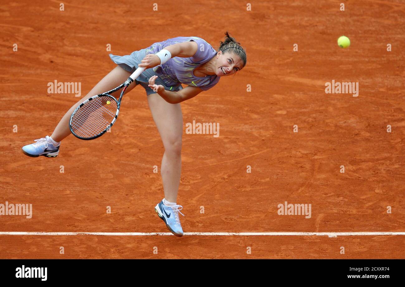 Sara Errani of Italy serves to Carla Suarez Navarro of Spain during their women's singles match at the French Open tennis tournament at the Roland Garros stadium in Paris June 2, 2013. REUTERS/Stephane Mahe (FRANCE - Tags: SPORT TENNIS TPX IMAGES OF THE DAY) Foto de stock