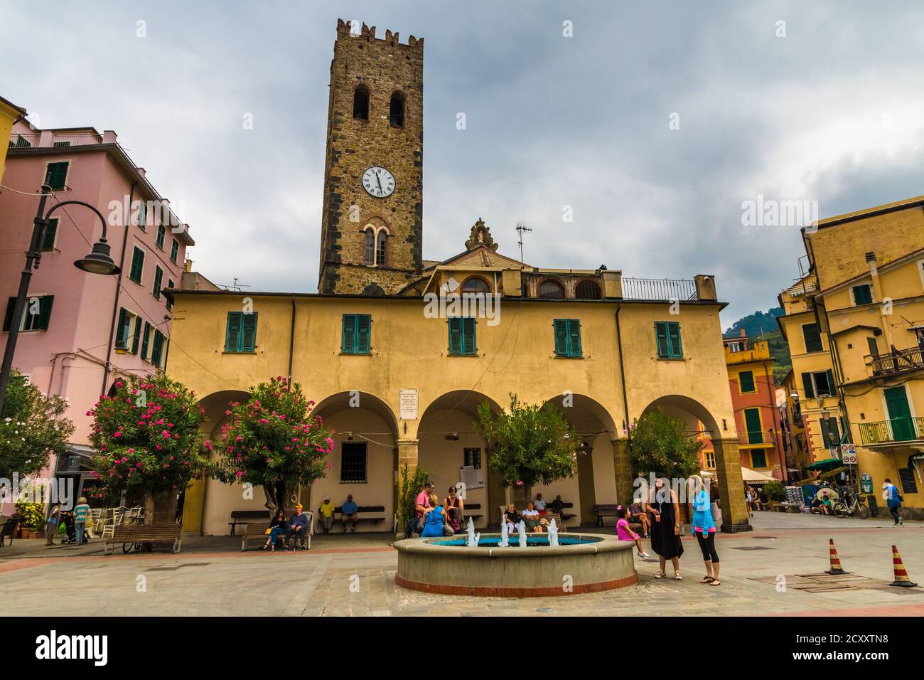Gran vista de la preciosa plaza Piazza Giuseppe Garibaldi con la fuente y la famosa iglesia de San Giovanni Battista con el campanario... Foto de stock