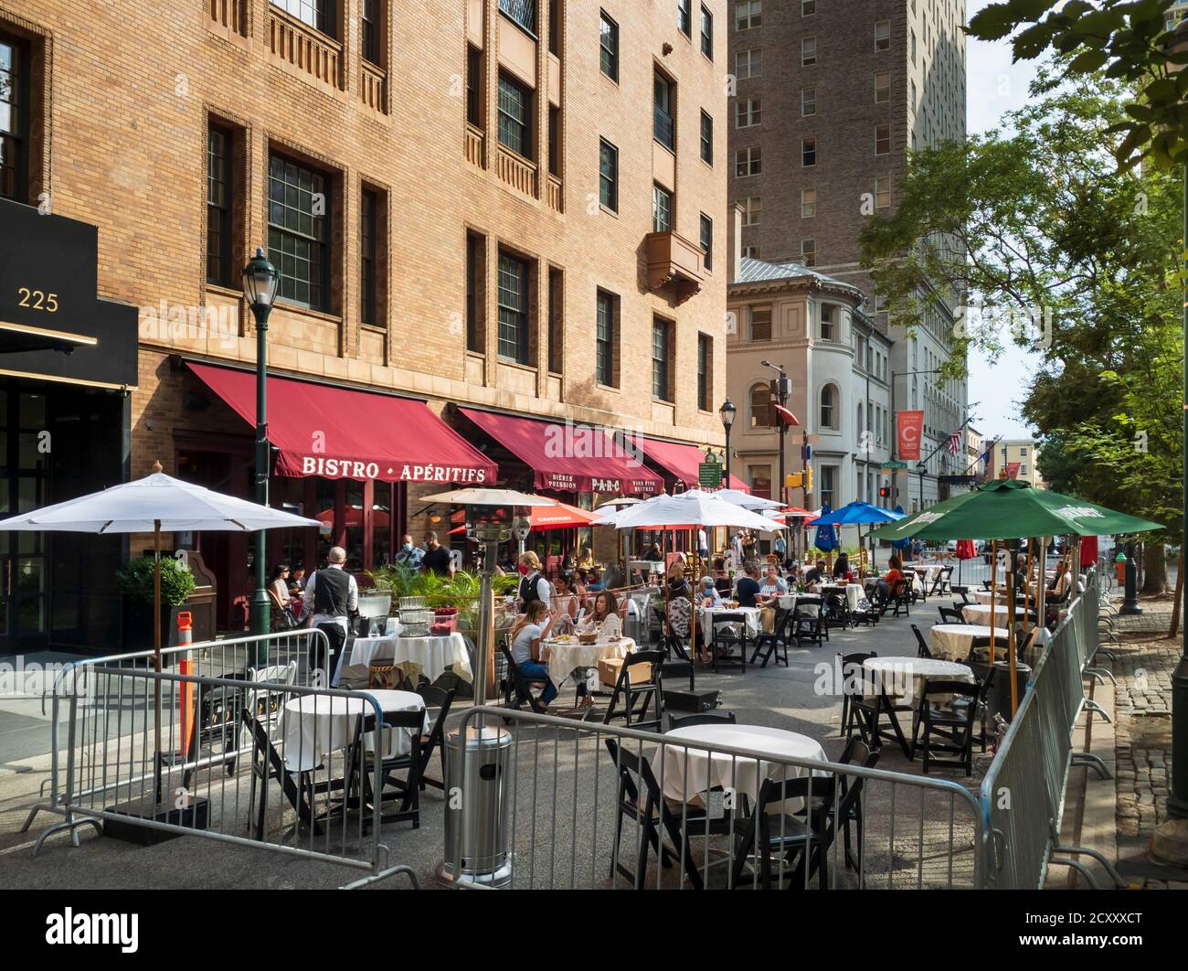18th Street cerrado para comer al aire libre durante la pandemia de Covid 19, Rittenhouse Square, Filadelfia, Pensilvania, EE.UU Foto de stock