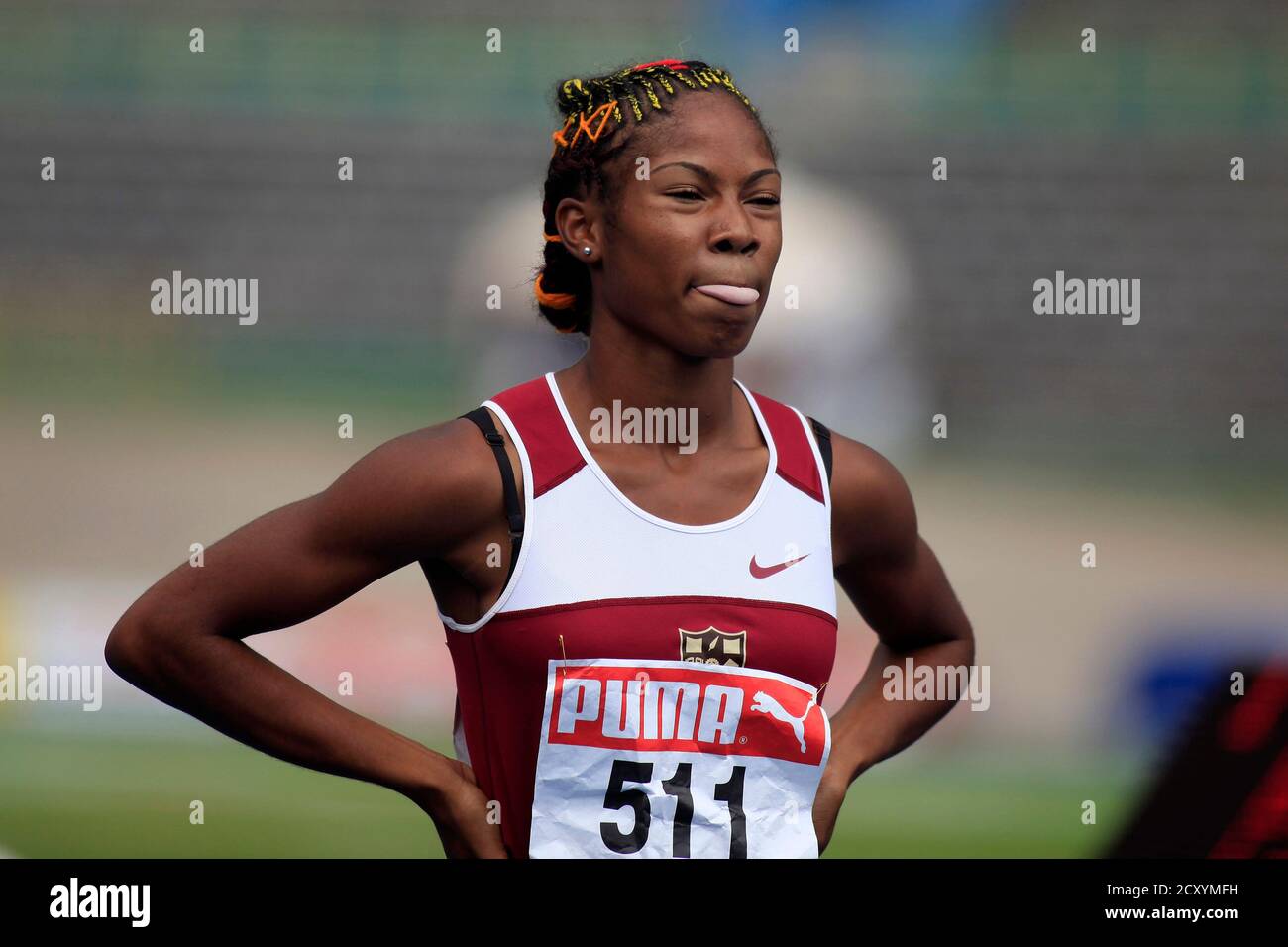 Un atleta se hace gestos después de la carrera de 100 metros de la chica en  el Campeonato de Atletismo de niños y niñas de las Escuelas  Inter-secundarias de Jamaica en Kingston