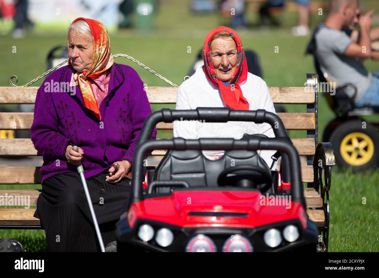 Abuelas en banco fotografías e imágenes de alta resolución - Alamy