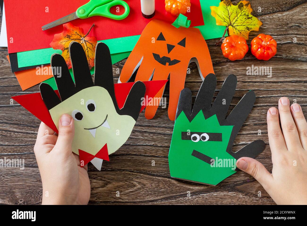 En las manos de un niño tarjeta de felicitación halloween sobre mesa de  madera. Proyecto de creatividad infantil, artesanía, artesanía para niños  Fotografía de stock - Alamy