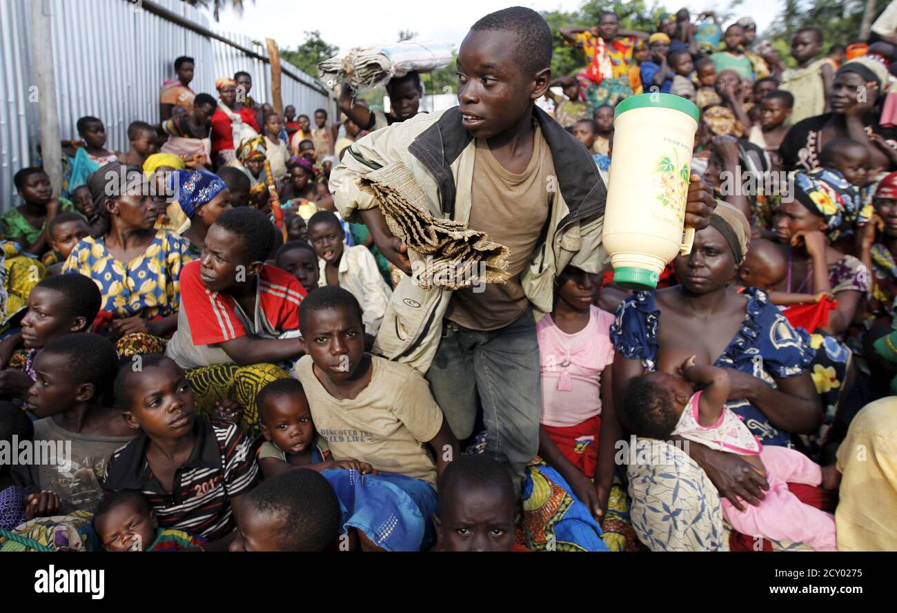 Los refugiados burundianos descansan con sus pertenencias en las orillas del lago Tanganyika en la aldea de Kagunga en la región de Kigoma, en el oeste de Tanzania, mientras esperan a MV Liemba para transportarlos al municipio de Kigoma, el 18 de mayo de 2015. El Presidente de Burundi, Pierre Nkurunziza, fue atacado por sus ministros de defensa y de asuntos exteriores el lunes, cinco días después de sobrevivir a un intento de golpe de estado por parte de generales que se oponían a su candidatura para un tercer mandato. REUTERS/Thomas Mukoya IMÁGENES TPX DEL DÍA Foto de stock