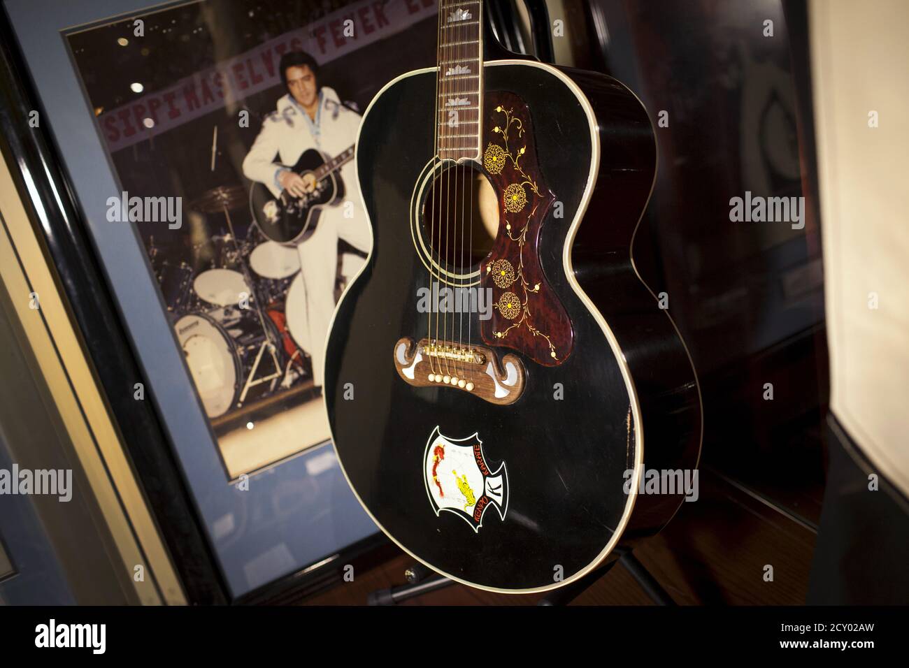 Una guitarra acústica Gibson J-200 interpretada por Elvis Presley en el  escenario en la década de 1960 se ve en exhibición en el Hard Rock Cafe en  el distrito de Manhattan de