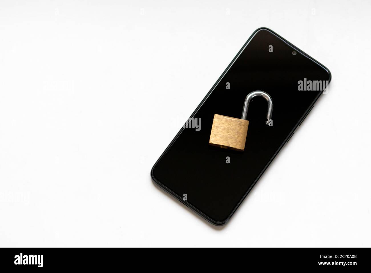 El cifrado vulnerable y la seguridad cibernética muestran un bloqueo de clave abierto en un smartphone negro para ataques de hackers o ataques cibernéticos protección como negocio de seguridad Foto de stock