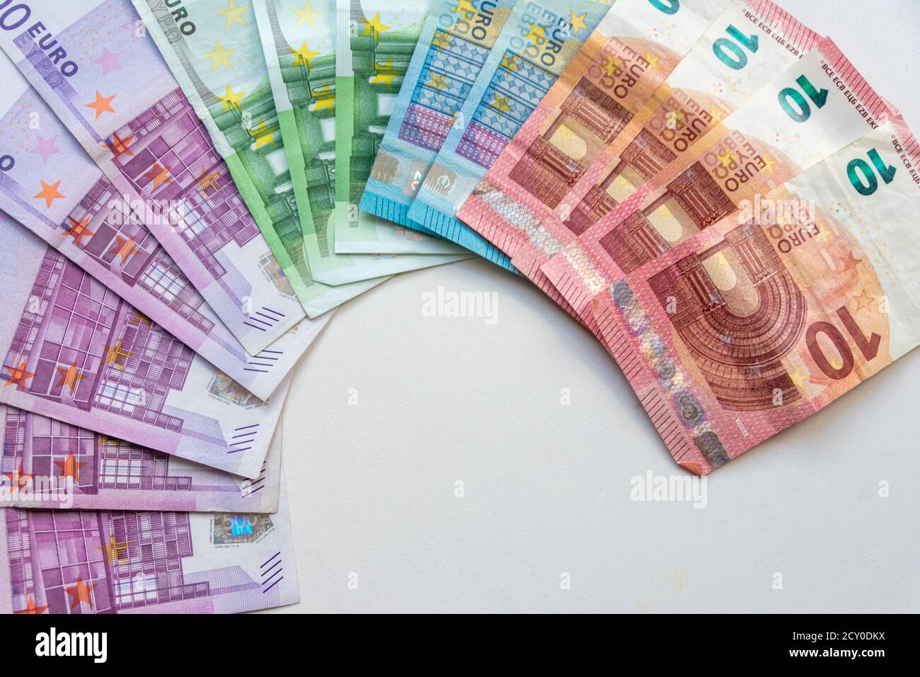 Un montón de billetes de banco europeos para la multitud internacional financiación o transacción financiera para mostrar el comercio internacional y financiero mercado Foto de stock