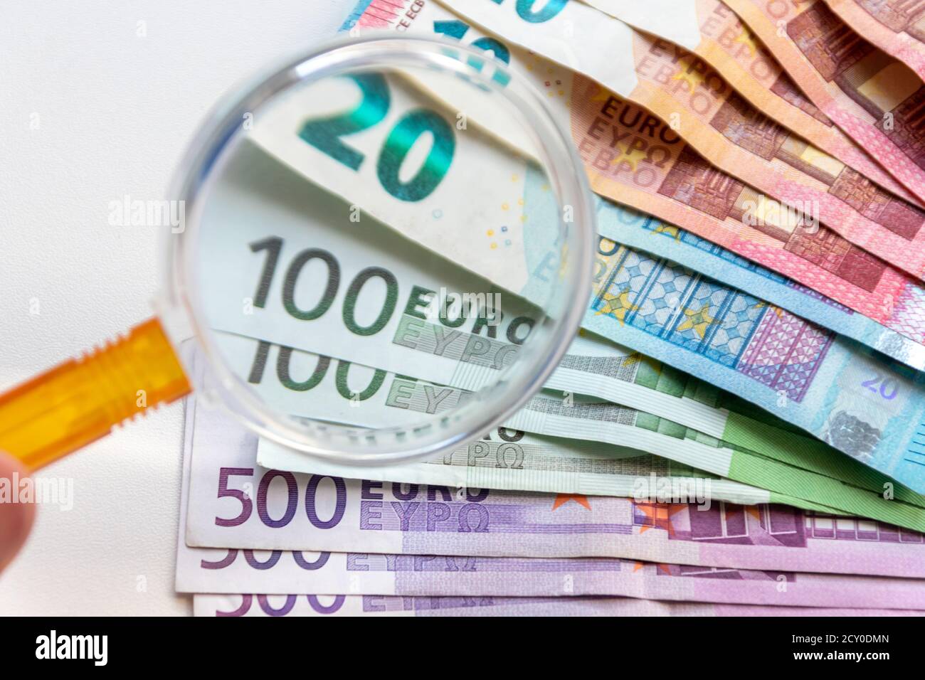 Un montón de billetes de banco europeos para la multitud internacional financiación o transacción financiera para mostrar el comercio internacional y financiero mercado Foto de stock