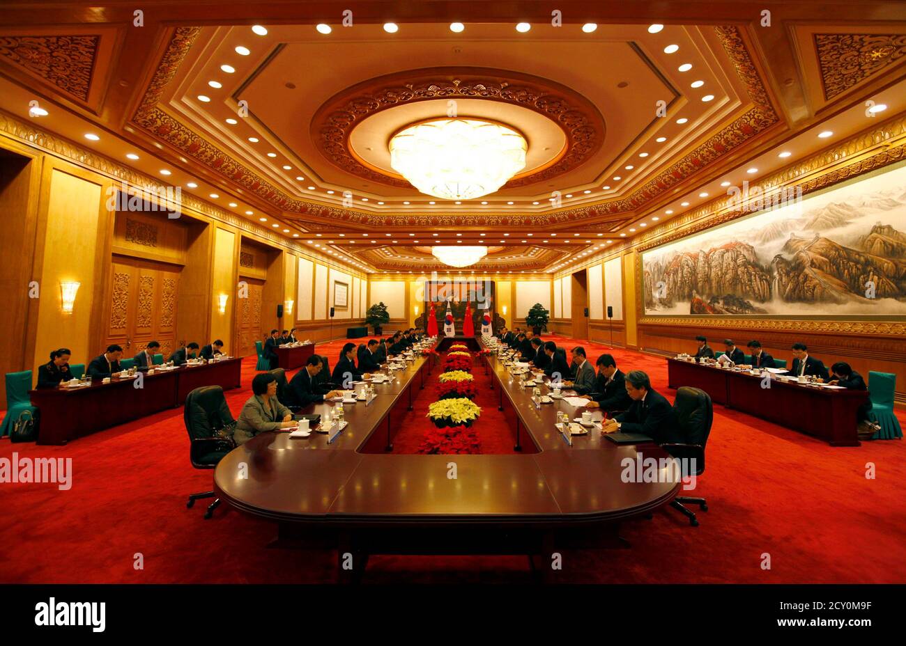 South Korea's Prime Minister Kim Hwang-Sik sits opposite China's Premier Wen Jiabao during their meeting in the Great Hall of the People in Beijing April 13, 2011. Kim is on a four-day official visit to China. REUTERS/David Gray (CHINA - Tags: POLITICS) Foto de stock