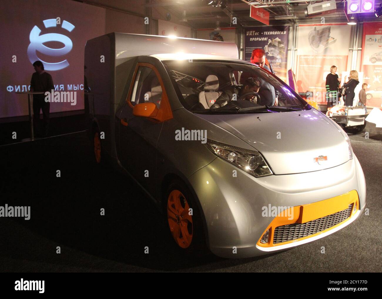 Furgon automobile, produced and designed by Russian billionaire Mikhail Prokhorov's Onexim Group company, is on display during an unveiling ceremony in central Moscow December 13, 2010. Russian new car brand "e" ("e with two dots above" is the seventh letter in Russian alphabet) automobiles will become the world's cheapest hybrids, priced at $10,000, according to the company's representatives. REUTERS/Alexander Natruskin (RUSSIA - Tags: TRANSPORT BUSINESS) Foto de stock