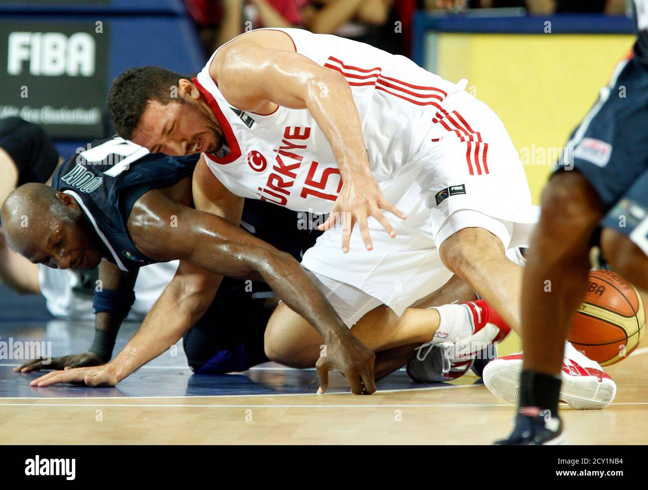 Lamar Odom de EE.UU. (L) y Hidayet Turkoglu de Turquía (R) luchan por una  pelota suelta durante su partido final del Campeonato Mundial de Baloncesto  de la FIBA en Estambul, el 12
