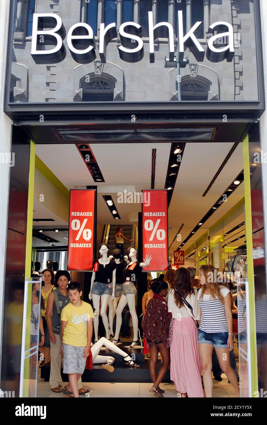 La gente es vista en la entrada de una Bershka en el centro de Barcelona  durante las ventas de verano, el 2 de julio de 2012. REUTERS/Albert Gea  (ESPAÑA - Tags: NEGOCIOS