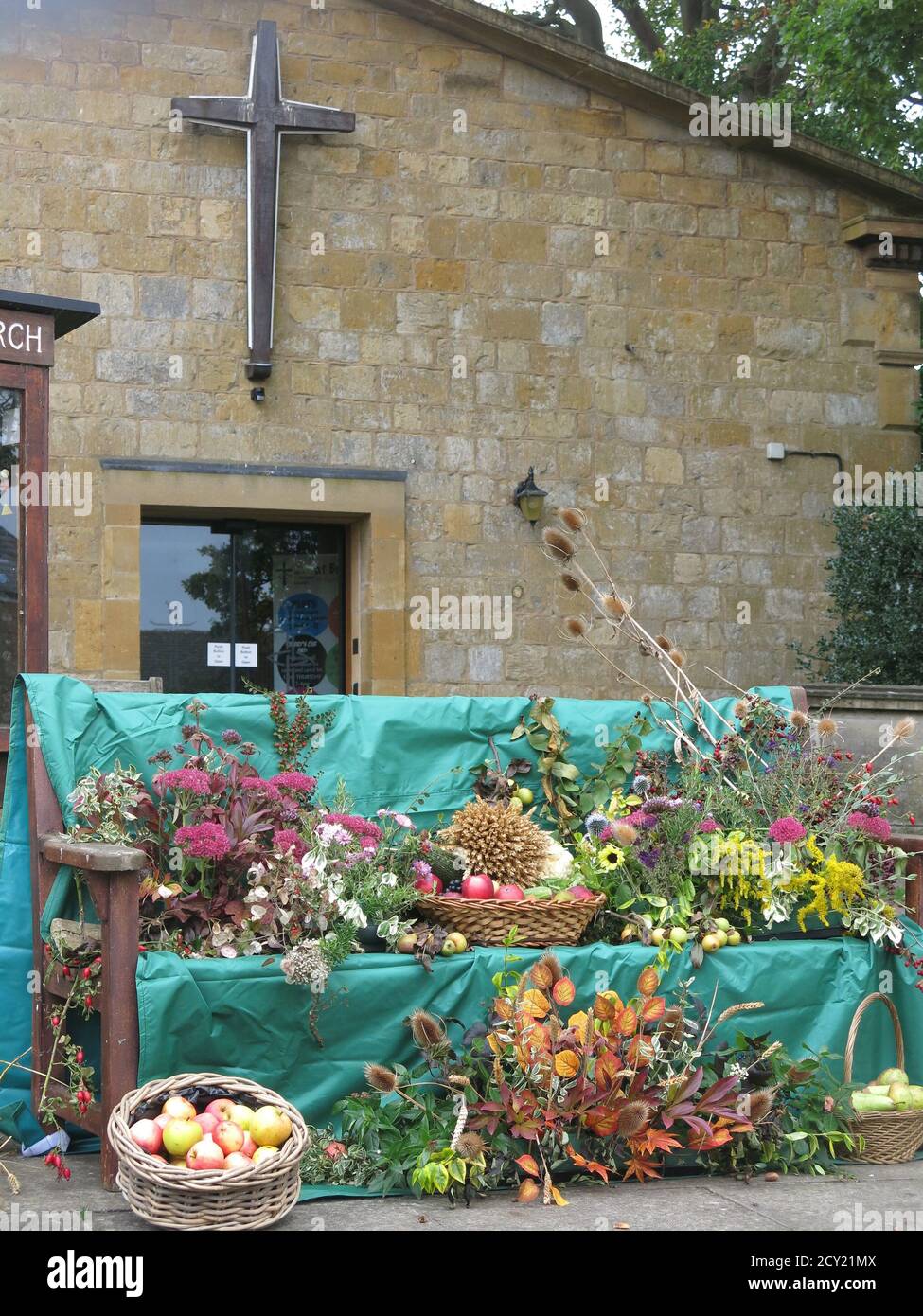 Muestra Floral De Frutas Verduras Y Flora En Un Atractivo Arreglo De Cosecha En Un Banco Fuera De Broadway United Reformed Church En Los Cotswolds Fotografia De Stock Alamy