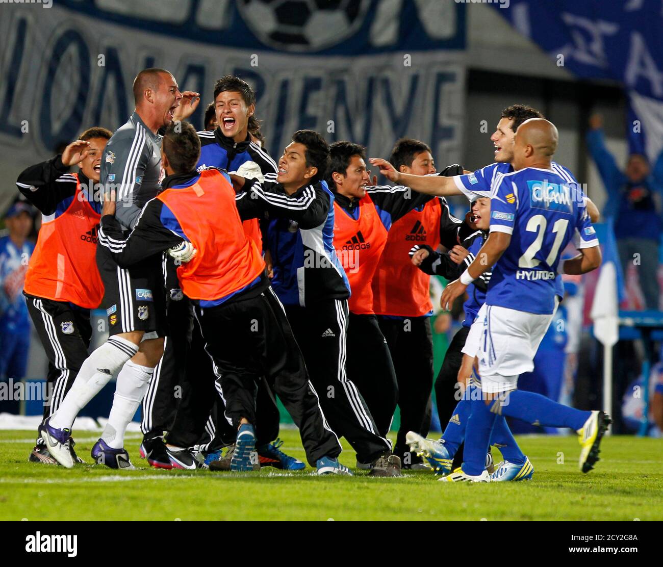 El Portero Millonarios Luis Delgado L En Gris Celebra La Victoria De Su Equipo Contra Independiente Medellin Por Patadas De Penalti Durante El Partido Final De La Liga Colombiana De Futbol De