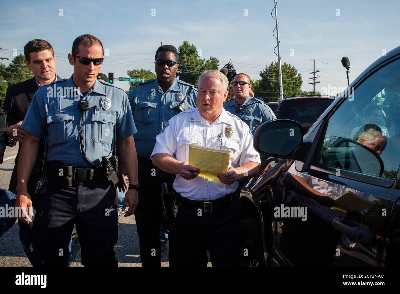 Ferguson Police Chief Thomas Jackson departs after announcing the name of the officer involved in the shooting of Michael Brown as officer Darren Wilson, in Ferguson, Missouri August 15, 2014. The briefing was held near a QuikTrip convenience store that had been burned amid protests over the shooting of Brown, 18, last Saturday. REUTERS/Lucas Jackson (UNITED STATES - Tags: CIVIL UNREST CRIME LAW) Foto de stock