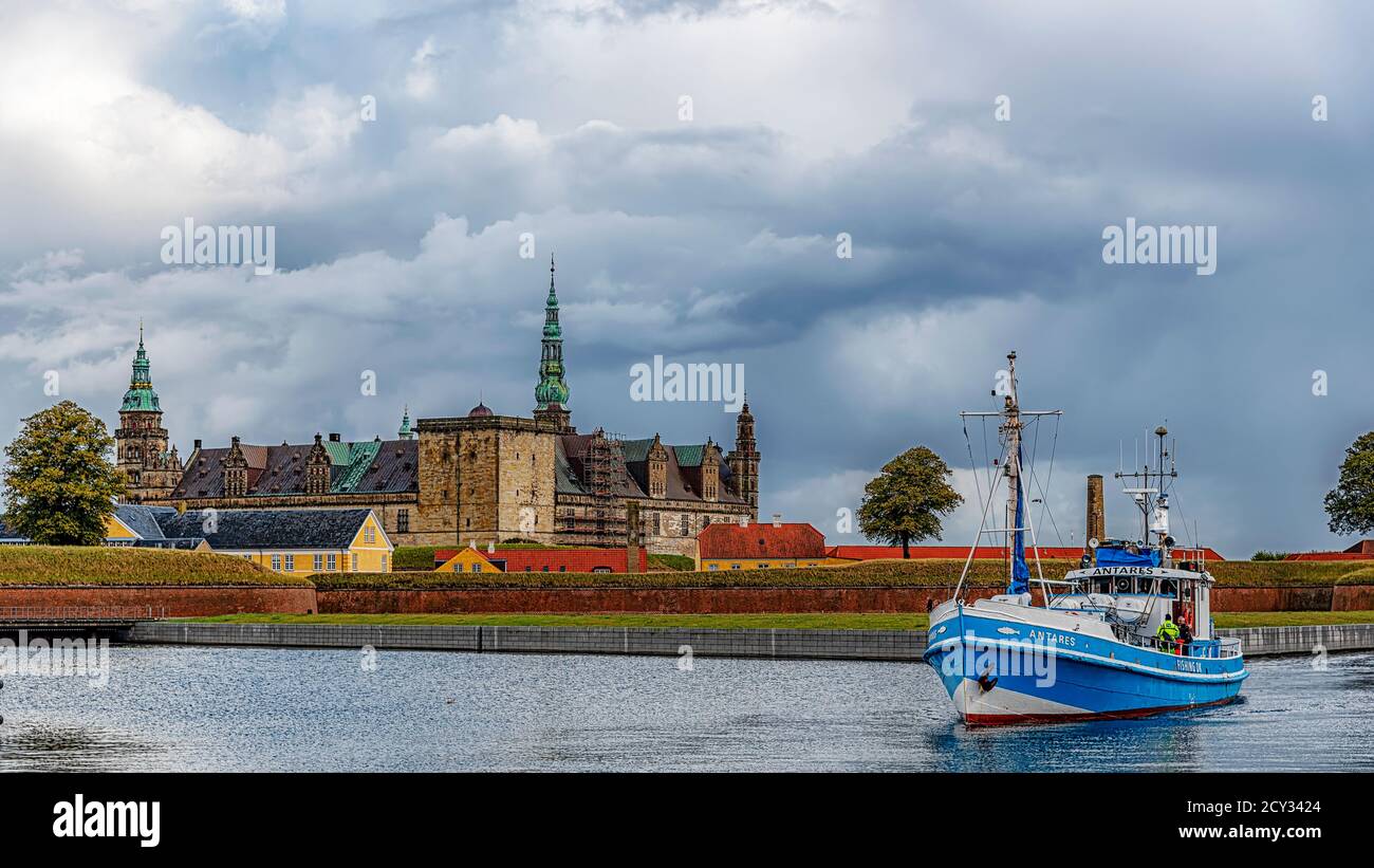 HELSINGOR, DINAMARCA - 05 DE SEPTIEMBRE de 2020: El barco pesquero Antares navega hasta el muelle pasando por el castillo de Kronborg. Foto de stock