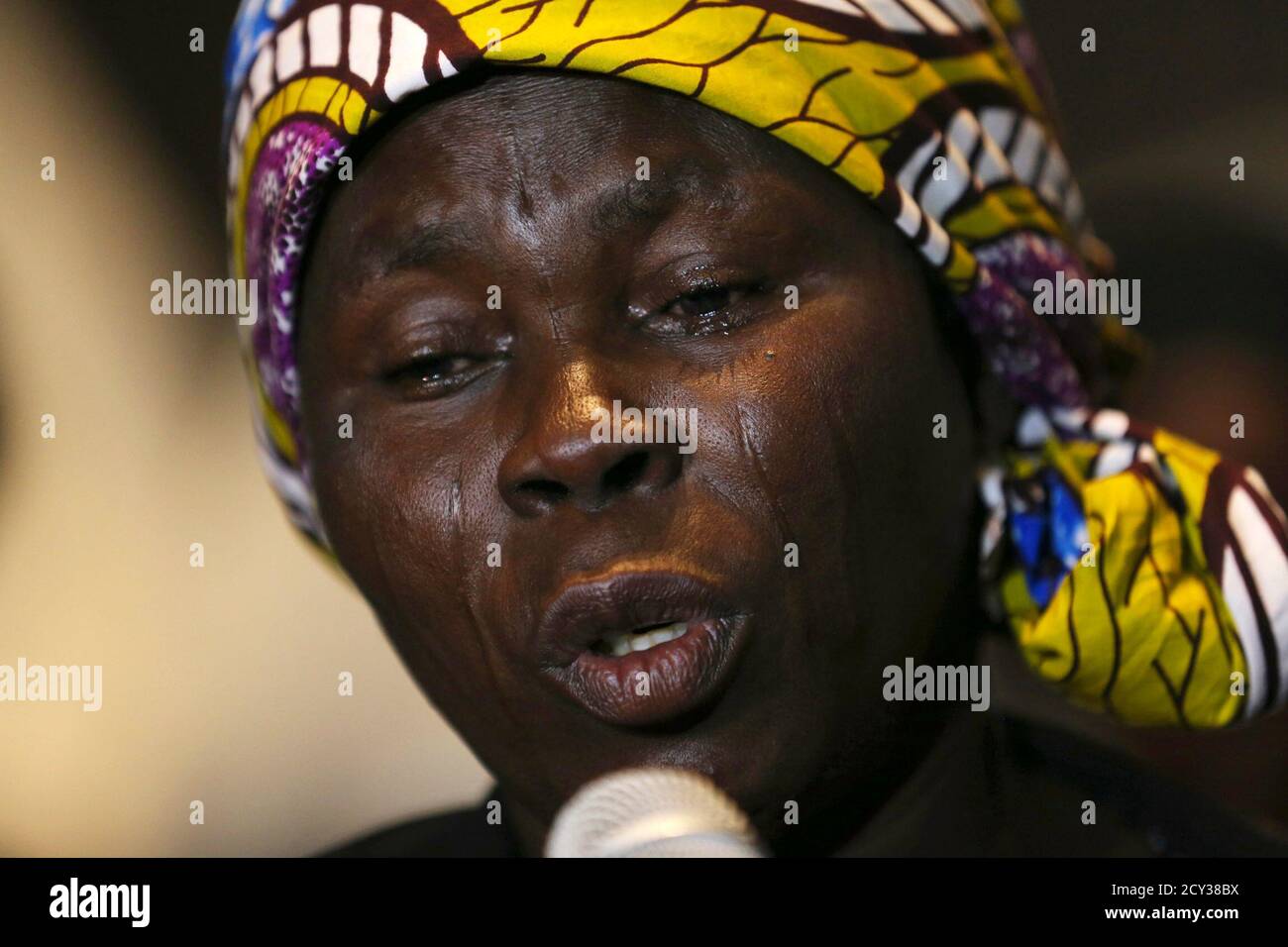 Bitrus Ruth, madre de una de las más de 200 niñas secuestradas en la remota aldea de Chibok, habla durante una conferencia de prensa sobre las niñas en Lagos el 5 de junio de 2014. Varias madres de niñas que se estaban celebrando en?Nigeria?por el grupo militante?Boko Haram?se reunieron en?Lagos?el jueves, donde organizaciones no gubernamentales y un congresista del estado de EE.UU. Les ofrecieron terapia y apoyo. Boko Haram, un grupo militante que realizó una campaña para crear un estado islámico en la región, secuestró a 276 niñas de una escuela en Chibok el 14 de abril. REUTERS/Akintunde Akinleye (NIGERIA - Tags: DERECHO DEL CRIMEN POLÍTICA DISTURBIOS CIVILES RELIGIÓN) Foto de stock