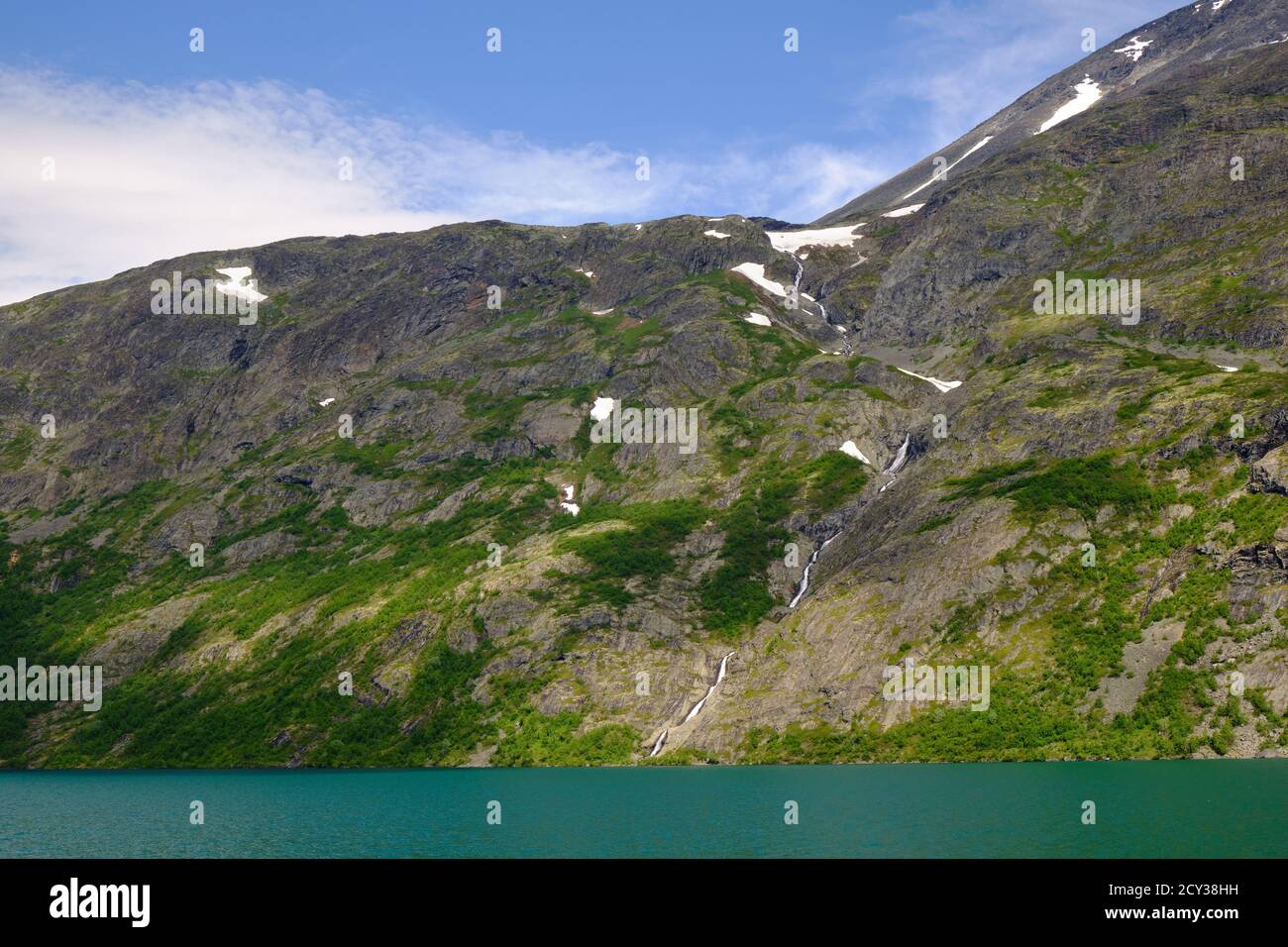 Vista de las montañas desde un barco en el Gjendefjord, Noruega Foto de stock